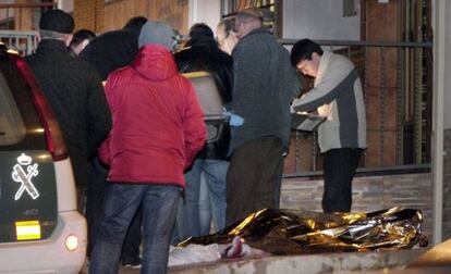 Agentes de la Guardia Civil retiran el cadáver de la mujer asesinada en Alcaudete.