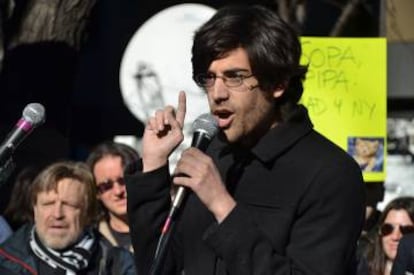 Swartz durante las protestas contra la aprobación de la ley SOPA, que buscaba perseguir la piratería