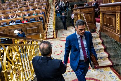 El presidente del Gobierno, Pedro Sánchez, abandona el hemiciclo del Congreso tras una sesión de control.