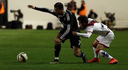 Cristiano Ronaldo intenta driblar ante un defensor del Rayo.