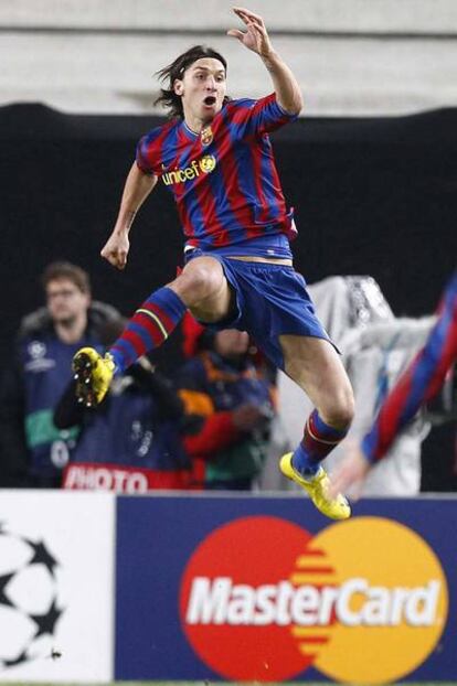 Ibrahimovic celebra la consecución del gol del empate para el Barcelona.