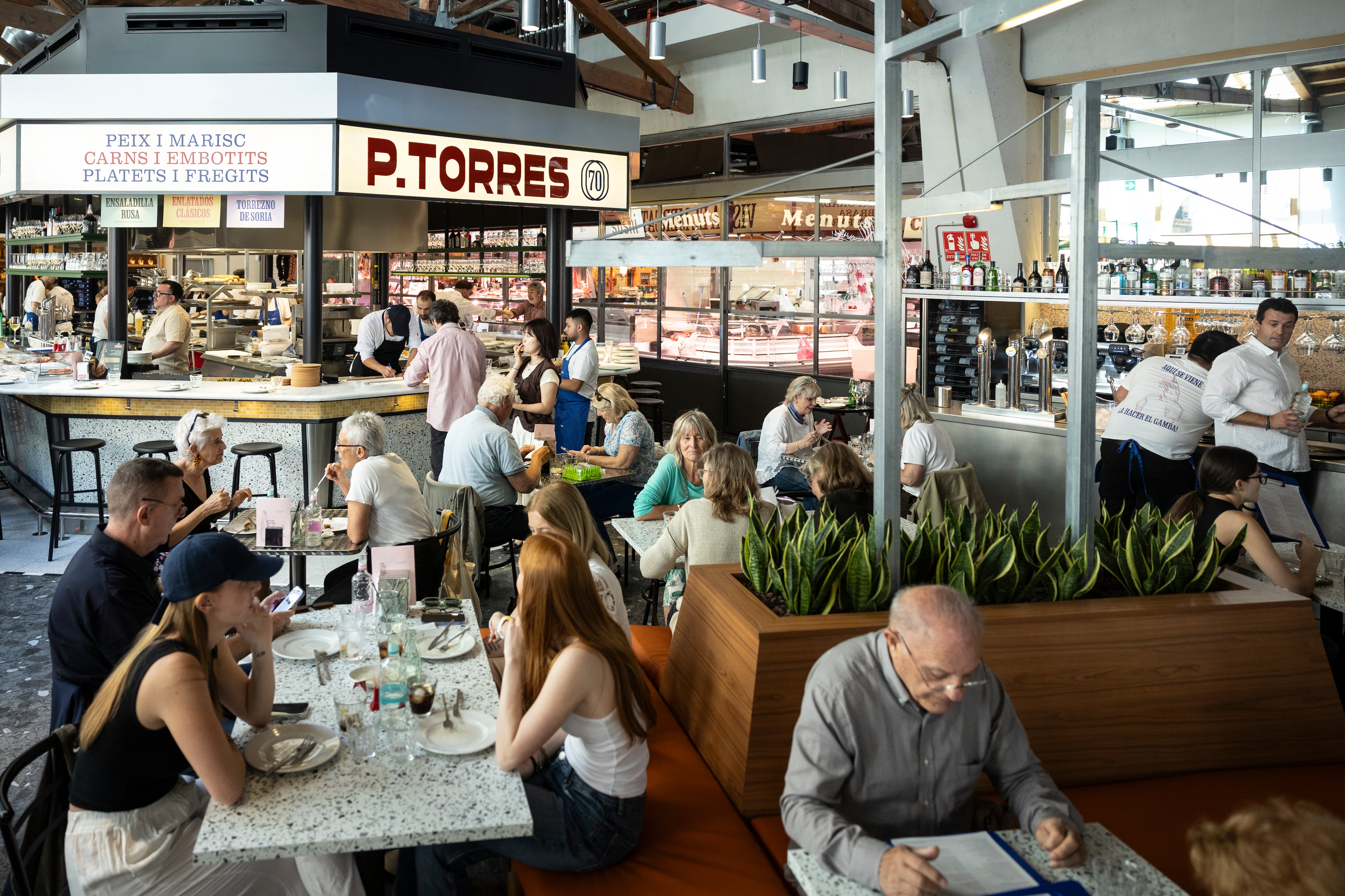 Los hermanos Torres abren un bar a precios populares en el mercado de Santa Caterina de Barcelona