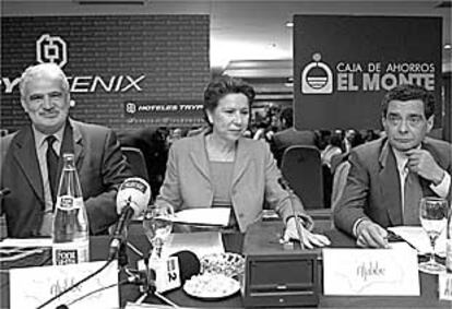 Manuel Álvarez, Magdalena Álvarez y Augusto Delkáder, ayer, en Madrid.