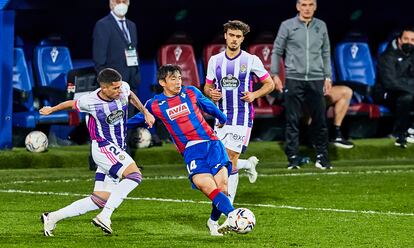 Takashi Inui , del Eibar, en una acción del partido contra el Valladolid.