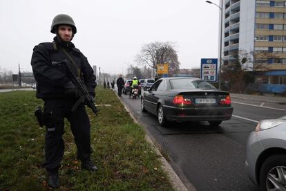 Miembros de la policía alemana registran todos los vehículos que conducen en la frontera entre Francia y Alemania, en la ciudad de Kehl, para encontrar al pistolero que abrió fuego en Estrasburgo.