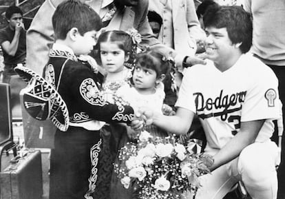 Fernando Valenzuela recibe flores de niños mexico-americanos del este de Los Ángeles durante una clínica de beisból, en mayo de 1981. 