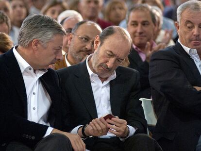 Blanco y Rubalcaba, junto al secretario general del PSdeG, Pachi Vázquez, durante la presentación de candidaturas en Ourense.
