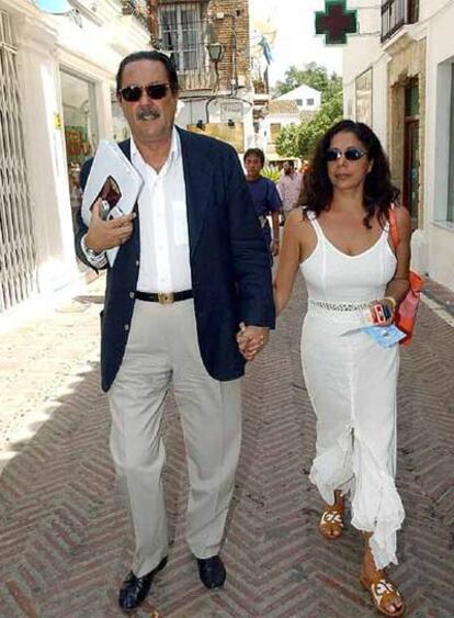 Isabel Pantoja, con su compañero Julián Muñoz, en agosto de 2003.