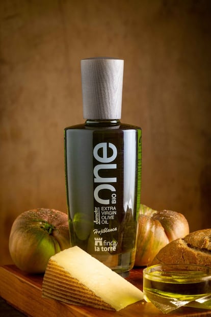 La almazara malagueña Finca La Torre, cinco veces galardonada con el Premio Alimentos de España al Mejor Aceite de Oliva Virgen Extra, presenta el primer AOVE monovarietal One Limited Edition Hojiblanca. El secreto de su color verde reside en la selección de las mejores aceitunas recogidas el primer día de la cosecha. Ofrece un aroma frutado intenso con recuerdos a hierba recién cortada y hoja de olivo; en boca, revela un ligero amargor a la entrada y un picor persistente y equilibrado. Precio: 35 euros.