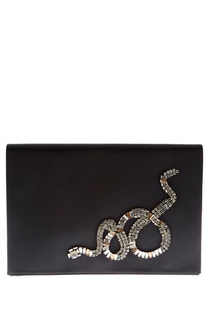 Roberto Cavalli aprovecha el año de la serpiente para este bolso, donde incorpora este reptil hecho con pedrería (995 euros).
