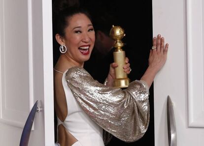 Sandra Oh posa para los medios gráfico con el Globo de Oror a Mejor actriz de serie dramática 'Killing Eve'.