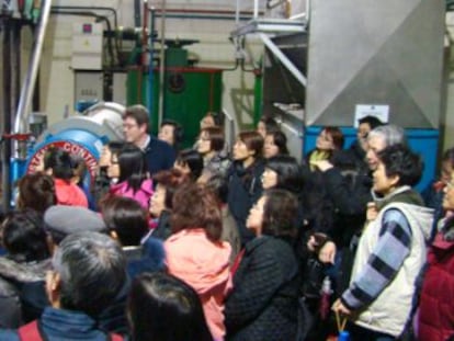 Varios turistas chinos visitan una almazara de Ja&eacute;n.