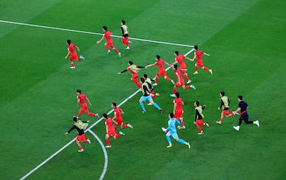 Los jugadores de Corea del Sur celebran el pase a octavos de final este viernes en el estadio Education City, en Doha.
