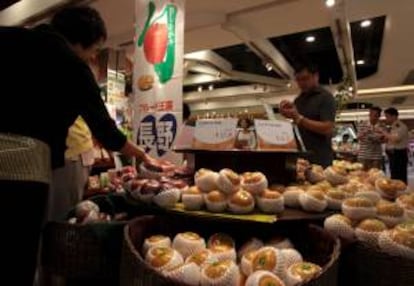 Una mujer escoge fruta en un supermercado en Hong Kong (China). EFE/Archivo