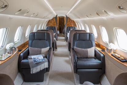 El interior de un Embraer Legacy 600 VIP, similar al que compró la Policía.