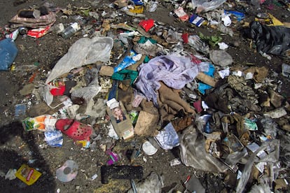 Este basural, llamado La quema, se ubica en un terreno municipal de 12 hectáreas, y existe desde hace medio siglo. Aquí llegan, sin un tratamiento previo, 120 toneladas de basura al día.