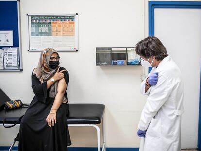 Una mujer de Bangladés es vacunada contra la covid en un centro de salud municipal.