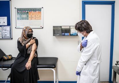 Una mujer de Bangladés es vacunada contra la covid en un centro de salud municipal.