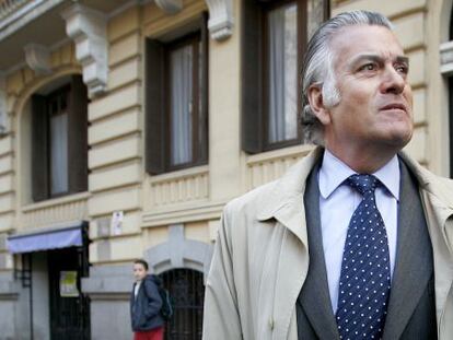 Former Popular Party treasurer Luis B&aacute;rcenas photographed last week outside his home in Madrid.