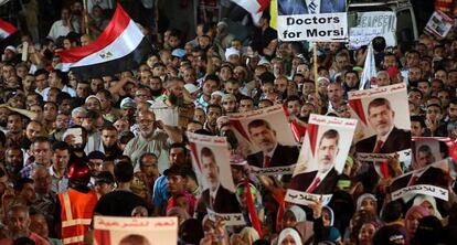 Los seguidores de Morsi se manifiestan cerca a la mezquita de Rabaa al-Adawiya en El Cairo este jueves.