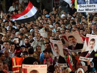 Los seguidores de Morsi se manifiestan cerca a la mezquita de Rabaa al-Adawiya en El Cairo este jueves.