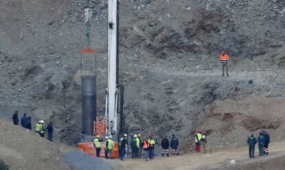 La perforadora que trabaja en el pozo vertical paralelo al de Julen ha terminado de reperfilar la galería ejecutada, comenzándose de nuevo el entubado de la misma, el 23 de enero de 2019.
