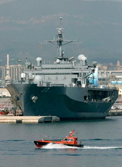 El buque de guerra estadounidense Mount Whitney llegó a Tarragona con con 160 marines a bordo.