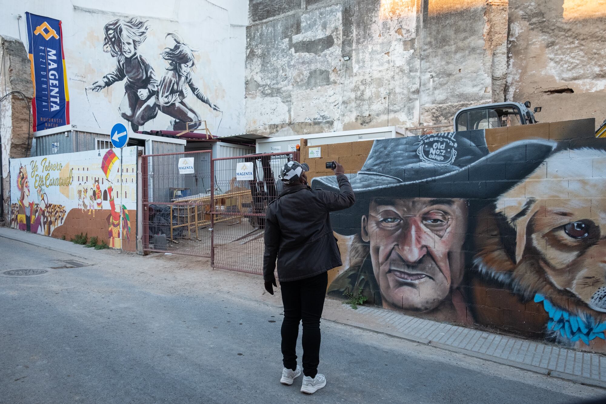 Emmanuel Ihitegbulem toma una fotografía de un mural en las calles del casco antiguo de Badajoz durante el taller de fotografía.