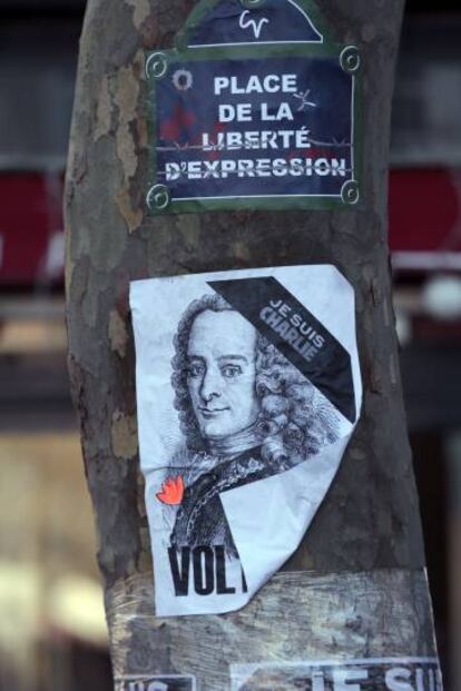 Un cartel en el que se lee &quot;Plaza de la Libertad de Expresi&oacute;n&quot; y una imagen de Voltaire, en un &aacute;rbol en la plaza de la Rep&uacute;blica de Par&iacute;s, en 2015.