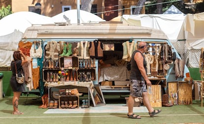 Uno de los puestos del mercadillo de Es Canar.