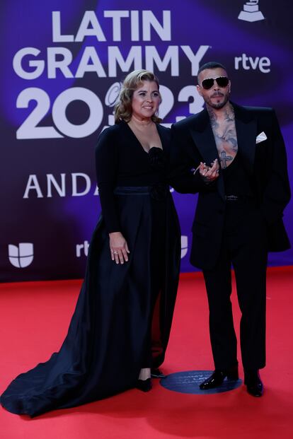 El cantante y compositor puertorriqueño Rauw Alejandro acudió acompañado de su madre.
