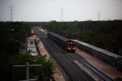 Un tren en el Tramo 5 del Tren Maya en Quintana Roo, en mayo de este año.