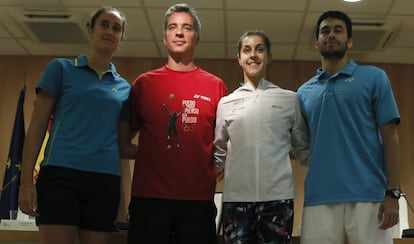 Carolina Marín y Fernando Rivas (centro), con Peñalver y Azurmendi, sparrings de la jugadora.