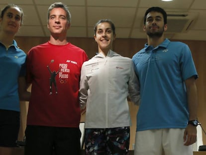 Carolina Mar&iacute;n y Fernando Rivas (centro), con Pe&ntilde;alver y Azurmendi, sparrings de la jugadora. 