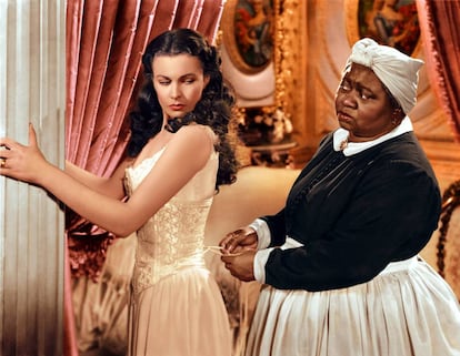 Hattie McDaniel con Vivien Leigh, que daba vida a Escarlata O'Hara, en una escena de 'Lo que el viento se llevó'.