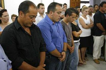 Los hijos de la mujer asesinada en Osuna (Sevilla) guardan silencio en un acto de condena por el crimen.