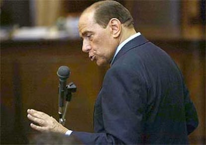 El primer ministro italiano, Silvio Berlusconi, se dirige al tribunal de Milán donde compareció ayer. 

/ EPA