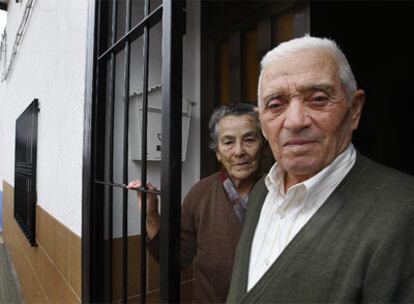 Fermín y Carmen, vecinos de Villar del Pozo, el municipio más cercano al nuevo aeropuerto.