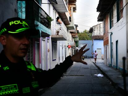Un policía en las calles de Tuluá, el 14 de febrero de 2024.