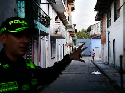 Un policía en las calles de Tuluá, el 14 de febrero de 2024.