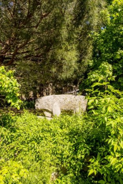 Un verraco íbero, de entre 2.000 y 2.500 años de antiguedad, en el interior de la Finca Güell, en Ávila.
