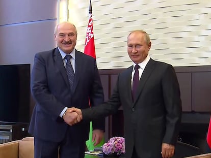 El presidente de Bielorrusia, Alexandr Lukashenko y su homólogo en Rusia, Vladímir Putin, este lunes en Sochi.