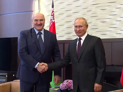 El presidente de Bielorrusia, Alexandr Lukashenko y su homólogo en Rusia, Vladímir Putin, este lunes en Sochi.