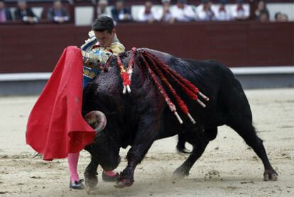 Diego Urdiales en su primer toro de la tarde, ayer en la plaza de Las Ventas.