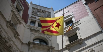 La bandera Estelada ondea en el Ayuntamiento de Berga.