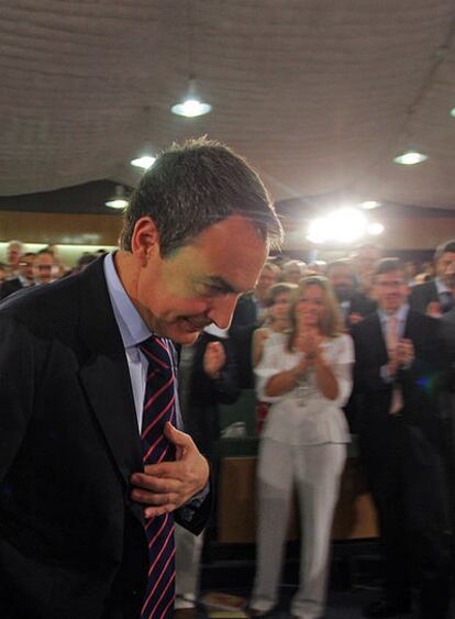 El presidente Zapatero es aplaudido tras su intervención.