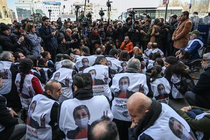 Miembros y diputados del Partido Demócrata de los Pueblos (HDP) se sientan cerca de la plaza Taksim de Estambul rodeados por policías turcos antidisturbios mientras intentan marchar en solidaridad con su compatriota Leyla Guven, diputada del HDP en huelga de hambre desde el 8 de noviembre para protestar contra las condiciones de arresto del líder del PKK (Partido de los Trabajadores Kurdos), Abdullah Ocalan.