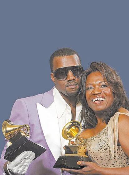 Kanye con su madre, Donda West, en la entrega de los 48º premios Grammy en Los Ángeles, el 8 de febrero de 2006, un año y medio antes de su fallecimiento.