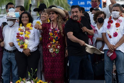 Evelyn Salgado candidata de Morena y Felix Salgado Macedonio celebran en Acapulco, Guerrero al declarar que ganó la gubernatura del estado de Guerrero y se convertirá en  la primera mujer gobernadora en la historia del estado.