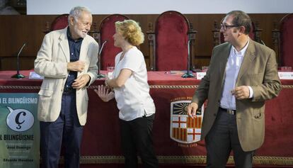 L'escriptor Eduardo Mendoza amb Nuria Plaza i Rafael Arenas.